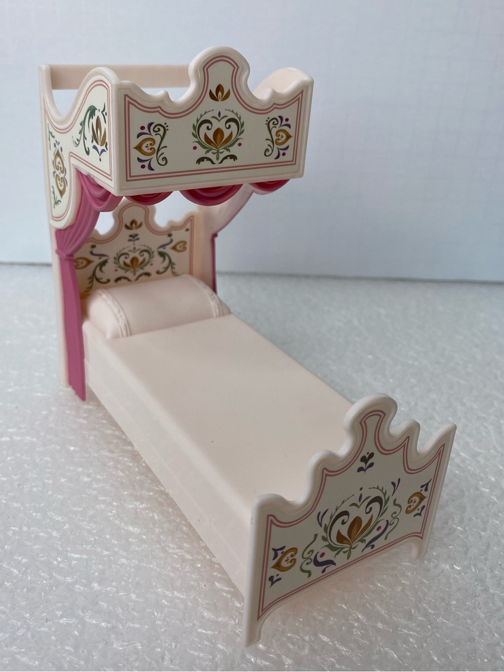 Disney Frozen Animators' Collection Anna
Canopy Bed Mini Doll Furniture